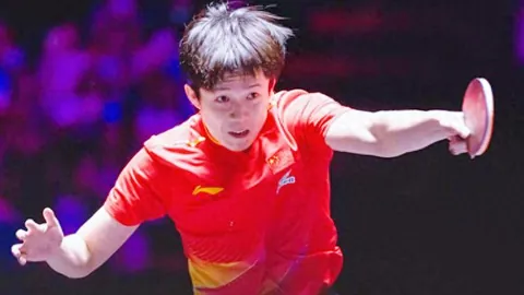 “西班牙足球明星谈青训之路：坚持努力终有收获——中新网报道”